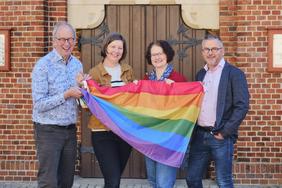Pfarrteam Havenkirche mit Regenbogenfahne