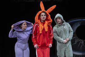 Drei Schauspieler*innen Stück Angst oder Hase