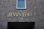 Die rückwärtige Seite des Portals des Friedhofs Heiligland. „Jesus lebt!“ steht in goldenen Lettern über dem Durchgang.
