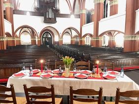 Der Innenraum der Banter Kirche mit einem gedeckten Tisch