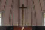 Der Altar mit Kreuz in der Kapelle auf Heiligland.