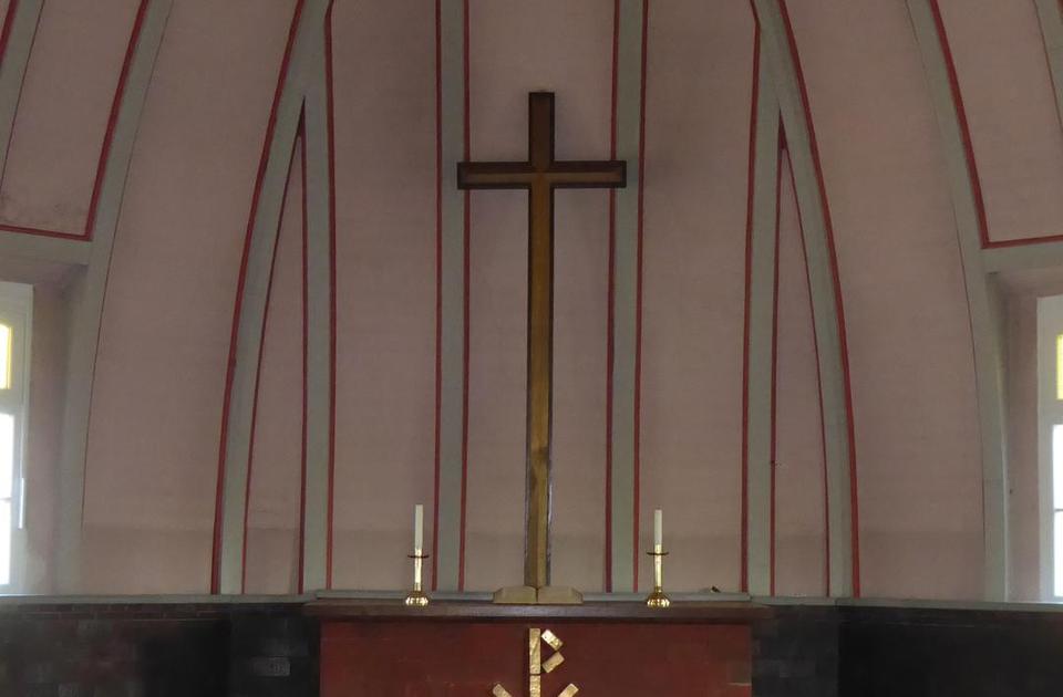 Der Altar mit Kreuz in der Kapelle auf Heiligland.