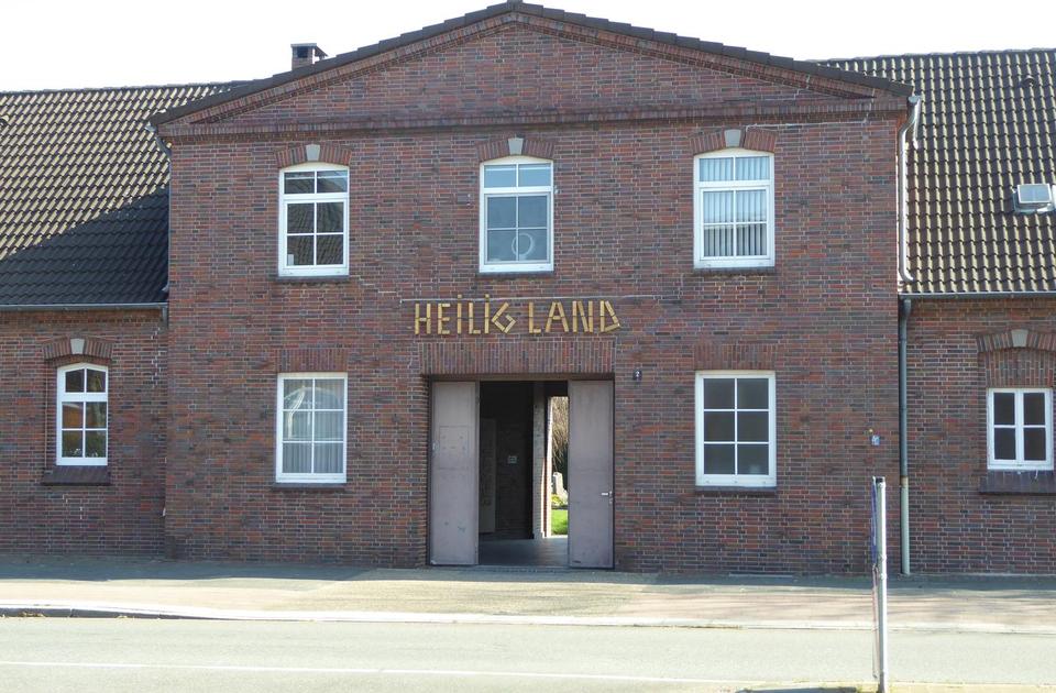 Das Portal zum Friedhof Heiligland.