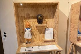 Vitrine der Ausstellung ZeitZeug